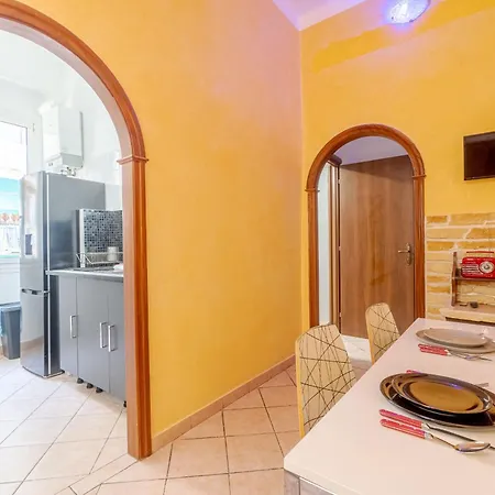 Guesthost - La Fortuna Roomy & Panoramic Balcony Appartamento Genova