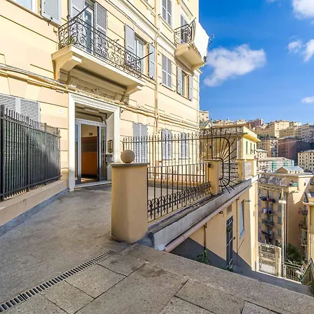 Guesthost - La Fortuna Roomy & Panoramic Balcony Appartamento Genova